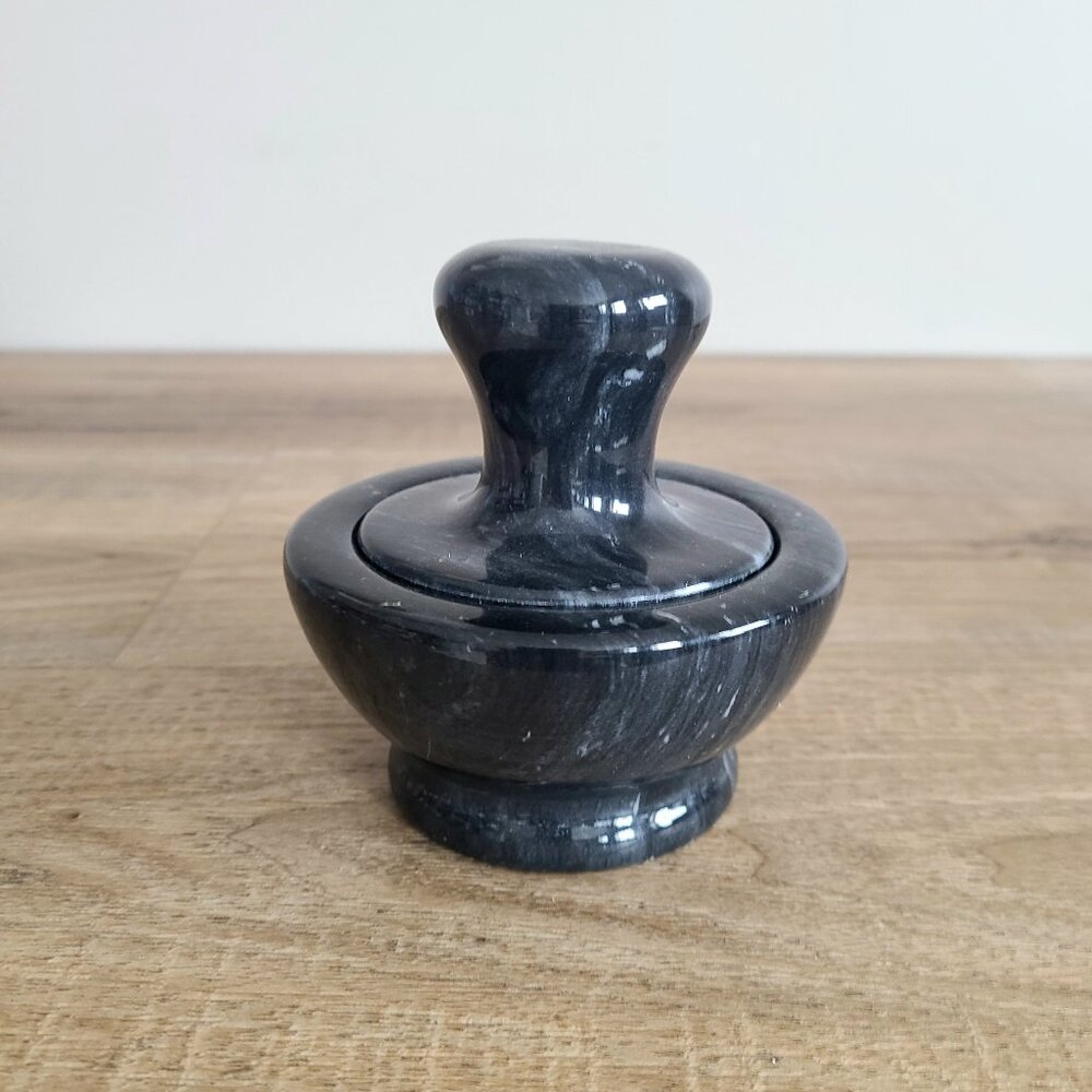 Black marble mortal & pestle.